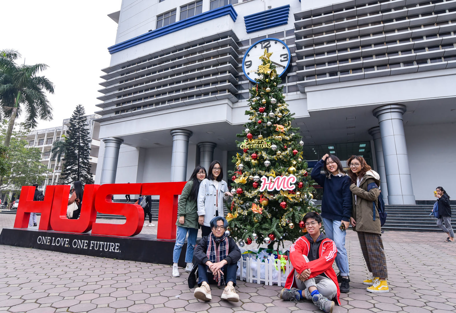 Đón Noel, các trường trang trí cây thông khổng lồ, phun tuyết trắng như trời Tây - 9