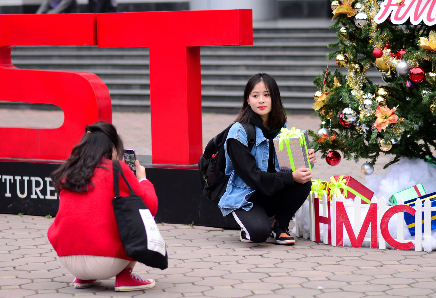 Đón Noel, các trường trang trí cây thông khổng lồ, phun tuyết trắng như trời Tây - 10