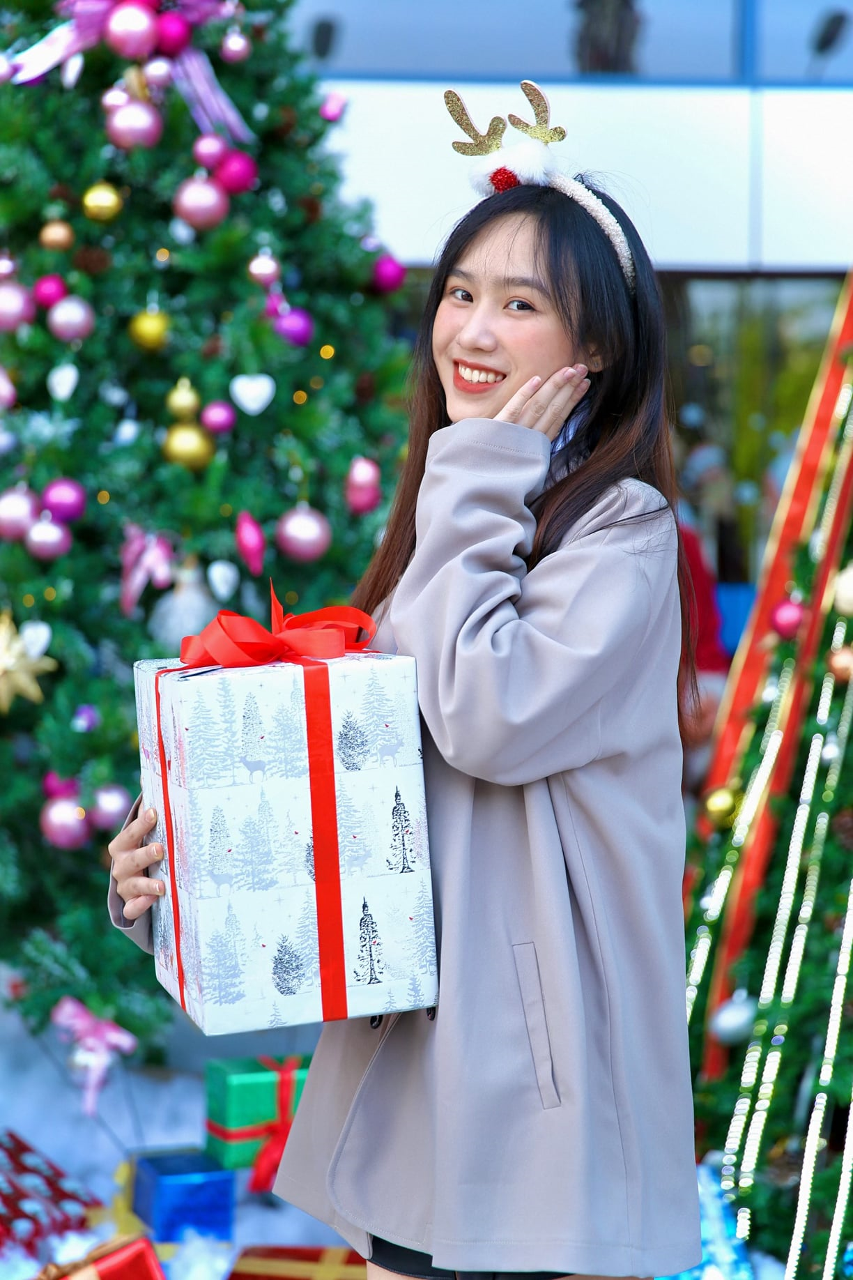 Đón Noel, các trường trang trí cây thông khổng lồ, phun tuyết trắng như trời Tây - 6