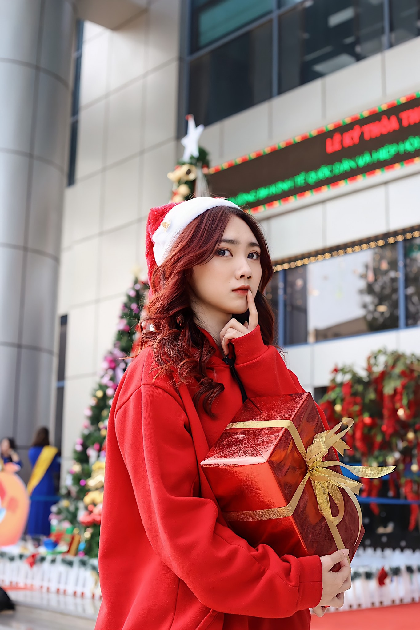 Đón Noel, các trường trang trí cây thông khổng lồ, phun tuyết trắng như trời Tây - 5