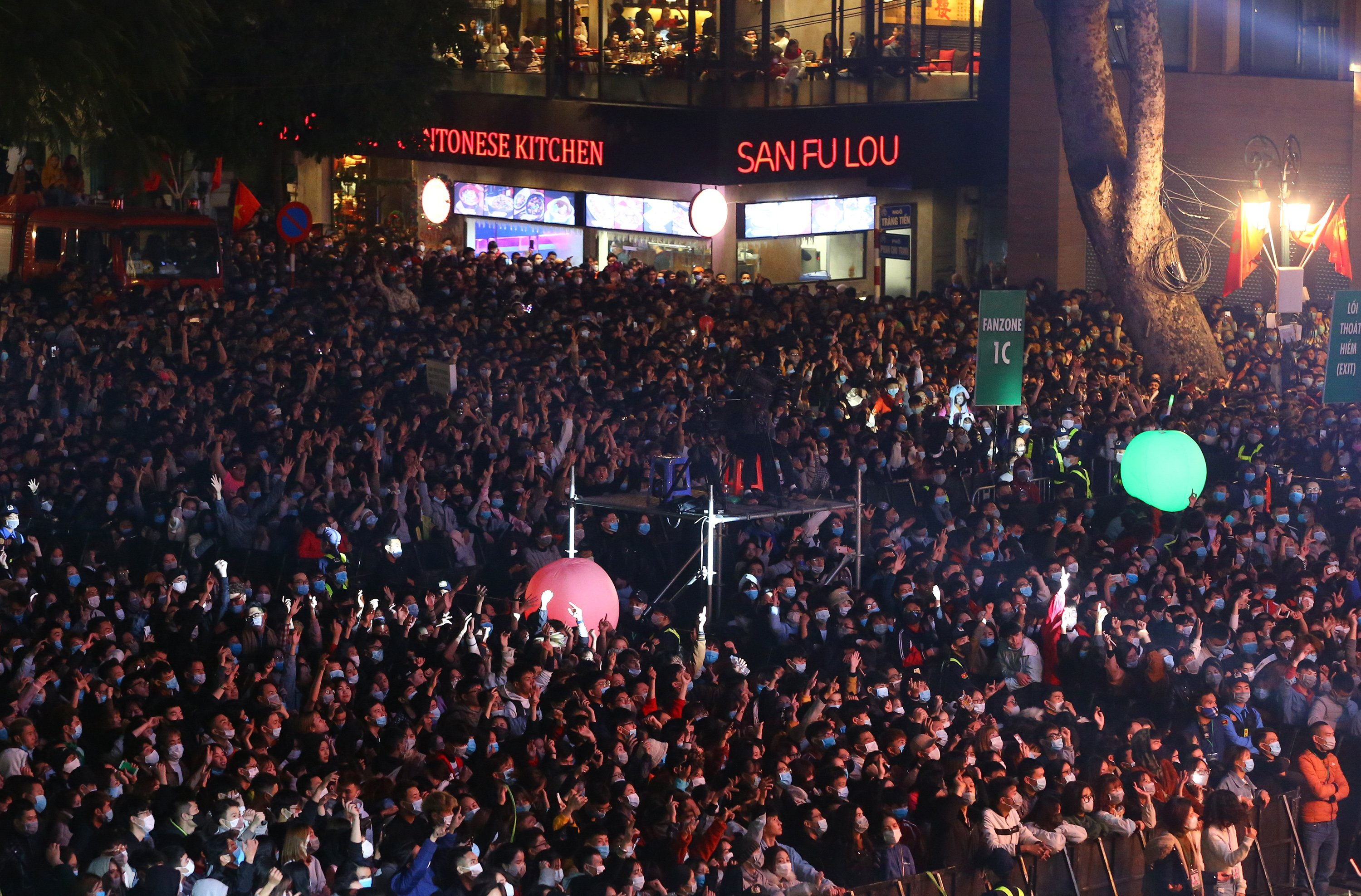 Pháo hoa rực sáng bầu trời, cả nước đón chào năm mới 2021 - 18