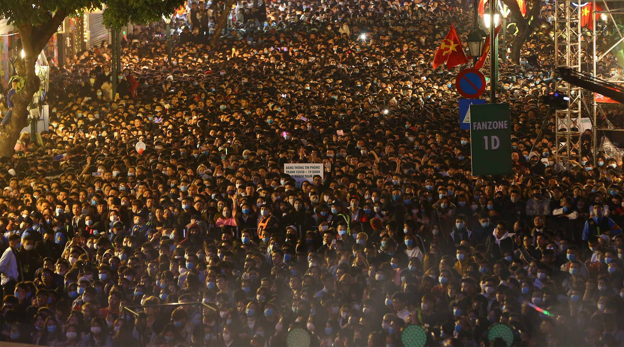 Pháo hoa rực sáng bầu trời, cả nước đón chào năm mới 2021 - 19