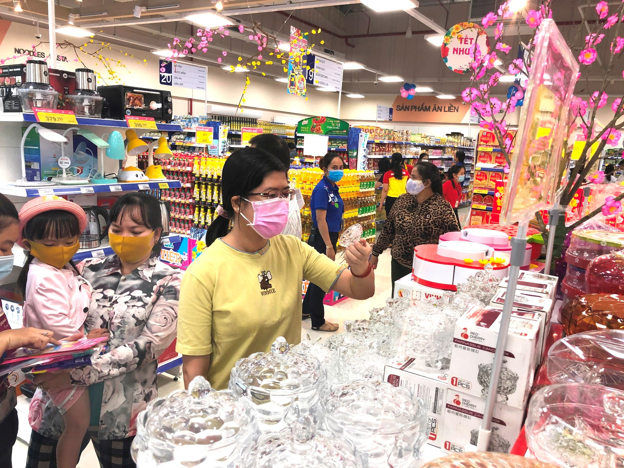 Các siêu thị Saigon Co.op đón hơn 2 triệu lượt khách ngày đầu năm - 1