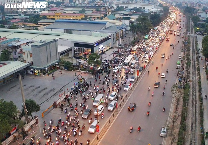 Dân ùn ùn trở lại sau kỳ nghỉ Tết dương lịch, nhiều tuyến đường Thủ đô kẹt cứng - 2