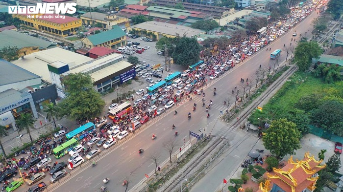 Dân ùn ùn trở lại sau kỳ nghỉ Tết dương lịch, nhiều tuyến đường Thủ đô kẹt cứng - 1