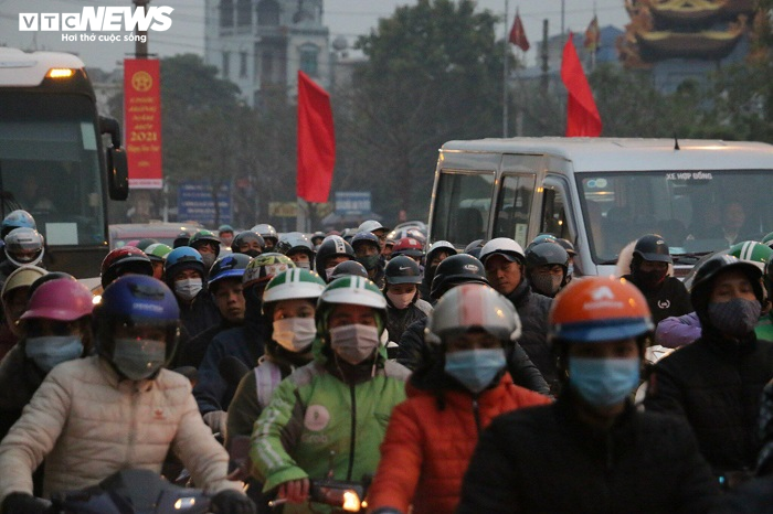 Dân ùn ùn trở lại sau kỳ nghỉ Tết dương lịch, nhiều tuyến đường Thủ đô kẹt cứng - 7