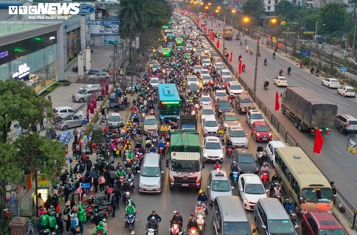 Dân ùn ùn trở lại sau kỳ nghỉ Tết dương lịch, nhiều tuyến đường Thủ đô kẹt cứng - 3