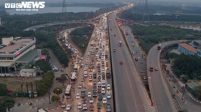 Dân ùn ùn trở lại sau kỳ nghỉ Tết dương lịch, nhiều tuyến đường Thủ đô kẹt cứng - 5