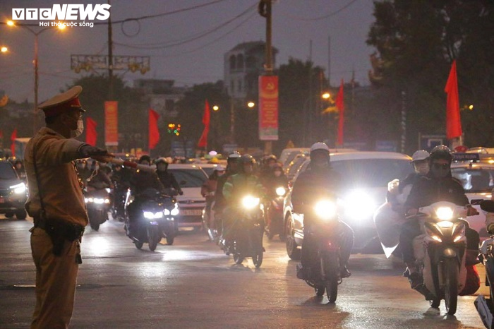 Dân ùn ùn trở lại sau kỳ nghỉ Tết dương lịch, nhiều tuyến đường Thủ đô kẹt cứng - 11