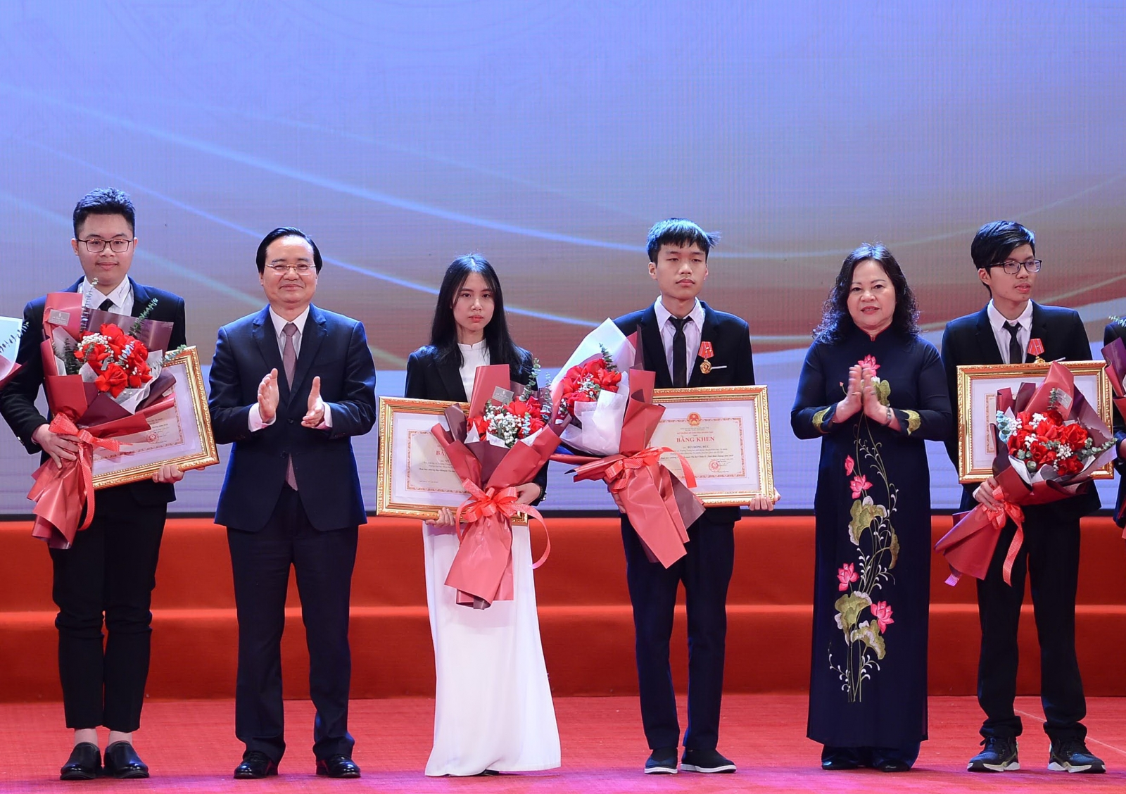 Cổ tích đời thường của nữ sinh từng từ chối trường chuyên, giành giải Olympic - 3
