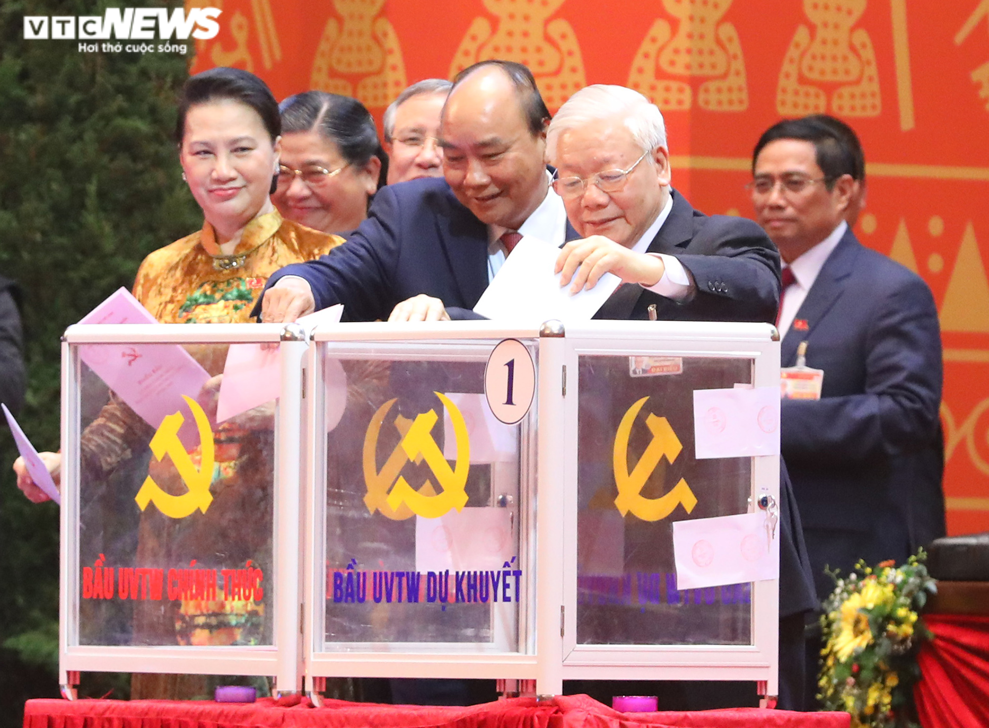 Ảnh: Bỏ phiếu bầu Ban Chấp hành Trung ương Đảng khoá XIII - 1