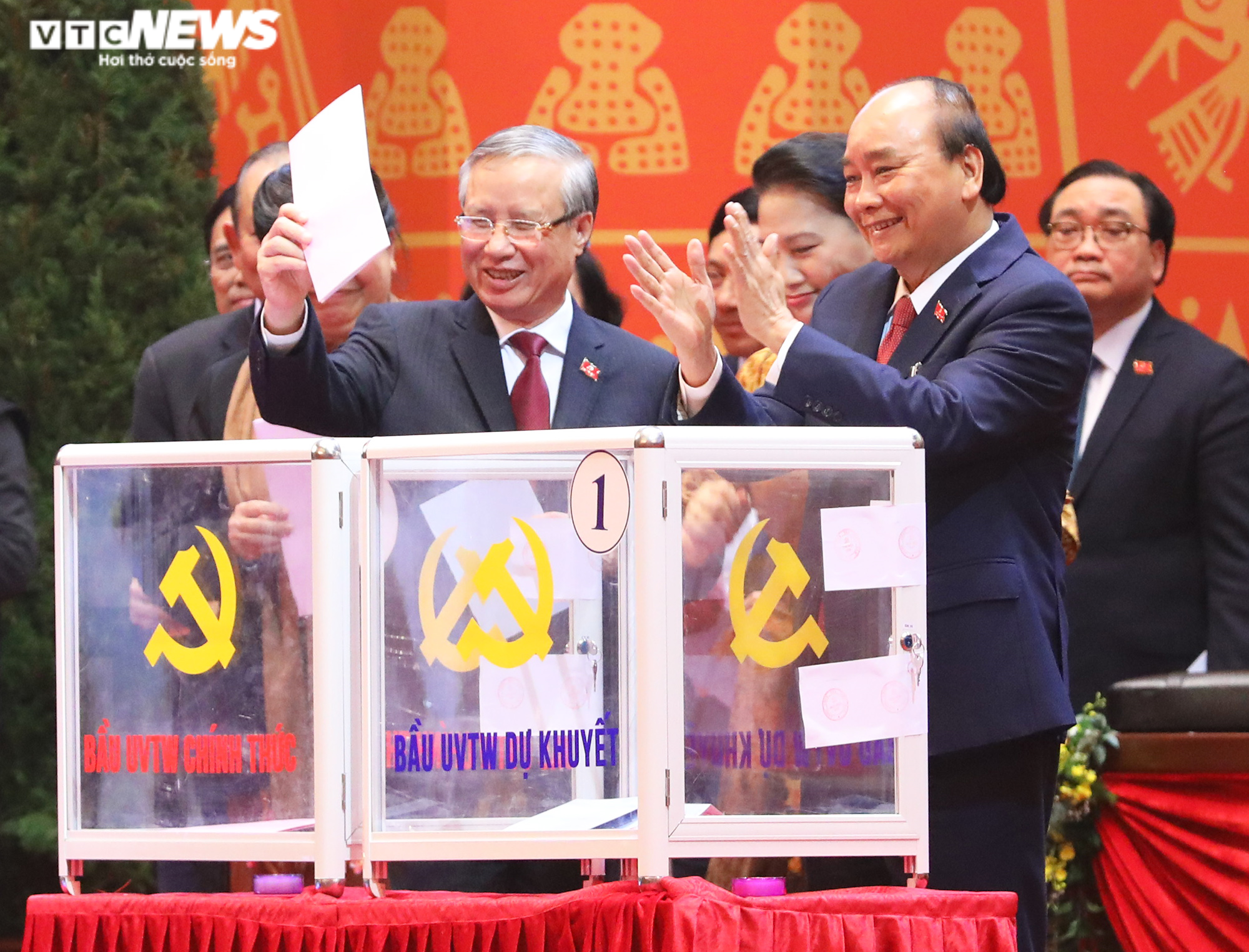 Ảnh: Bỏ phiếu bầu Ban Chấp hành Trung ương Đảng khoá XIII - 2