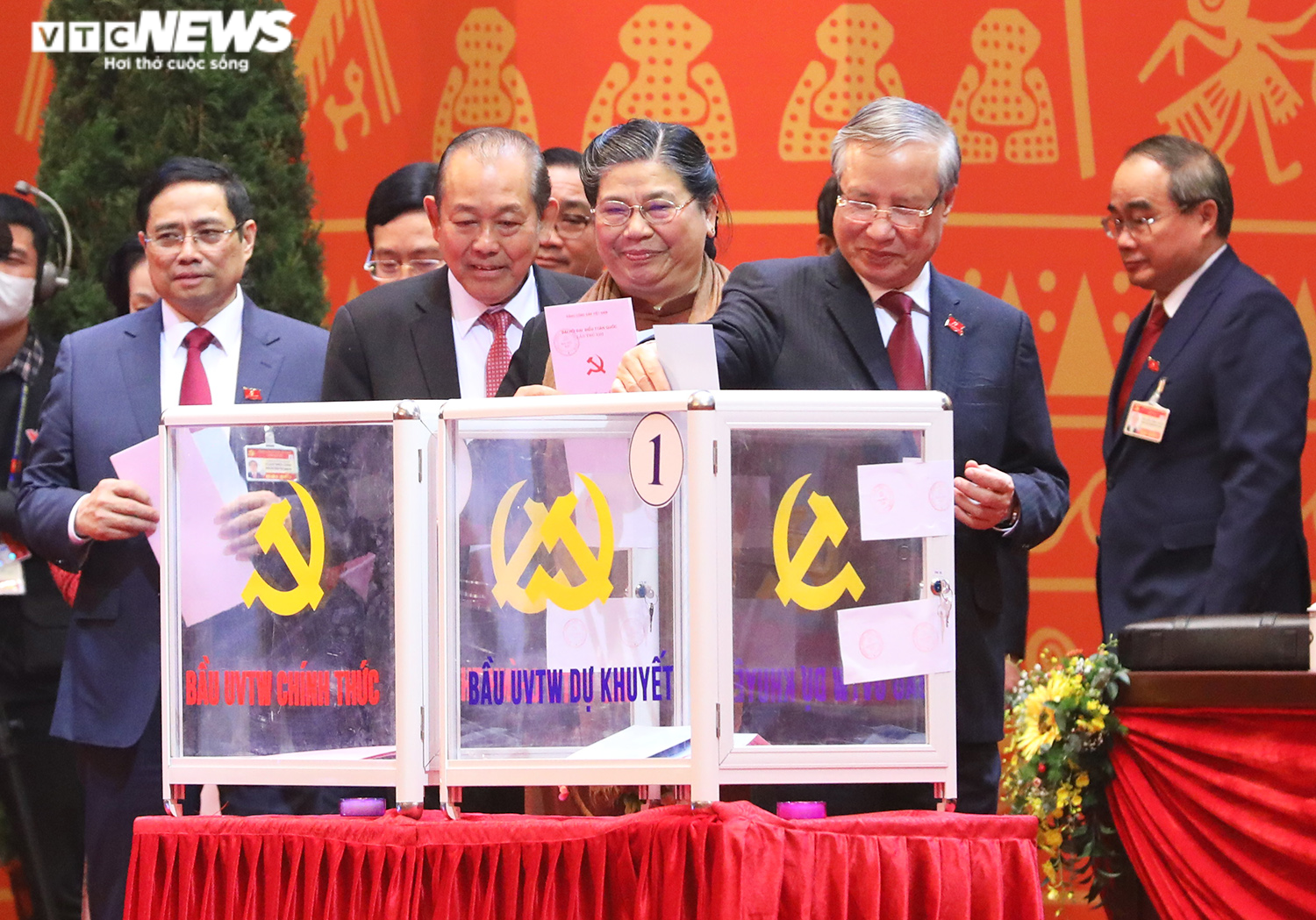 Ảnh: Bỏ phiếu bầu Ban Chấp hành Trung ương Đảng khoá XIII - 3