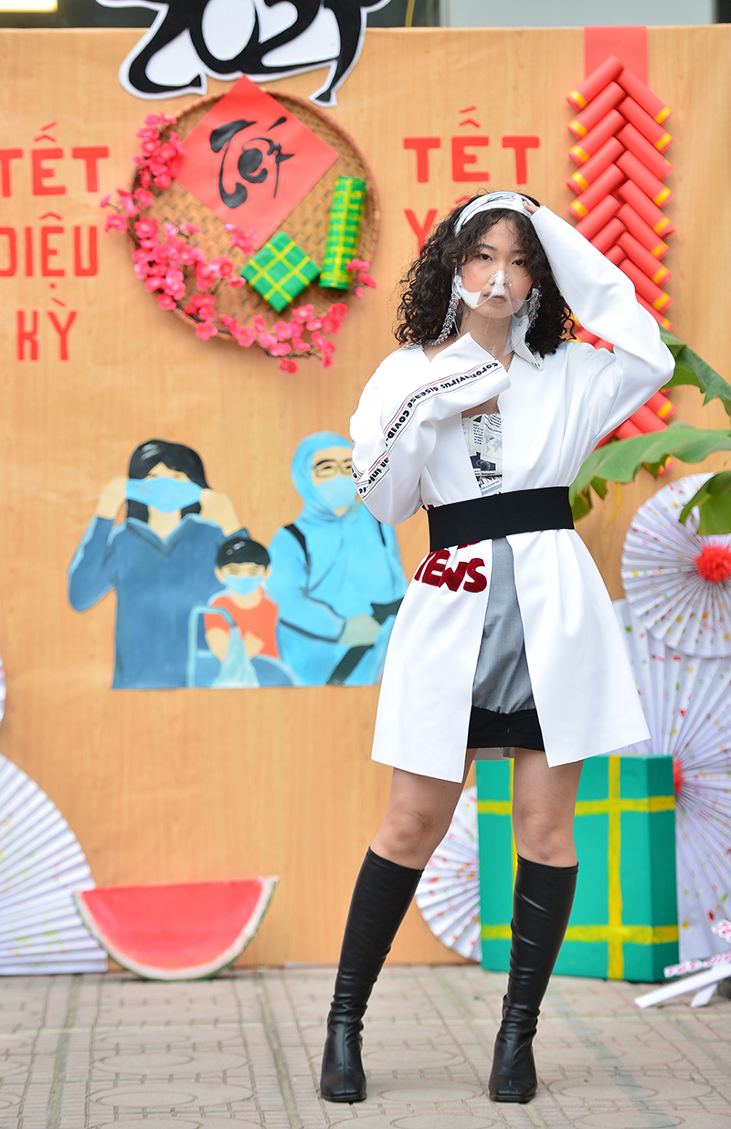 Ảnh: Sinh viên sáng tạo thời trang 'độc lạ' vừa chống dịch, vừa đón Tết - 4