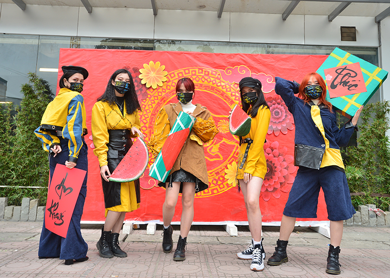 Ảnh: Sinh viên sáng tạo thời trang 'độc lạ' vừa chống dịch, vừa đón Tết - 1