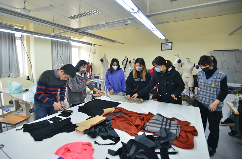 Ảnh: Sinh viên sáng tạo thời trang 'độc lạ' vừa chống dịch, vừa đón Tết - 5