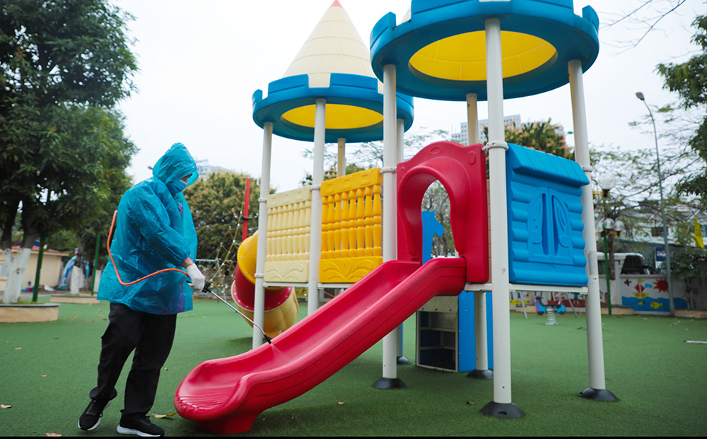Giáo viên Hà Nội cấp tập phun khử khuẩn, vệ sinh lớp đón học sinh trở lại trường - 2