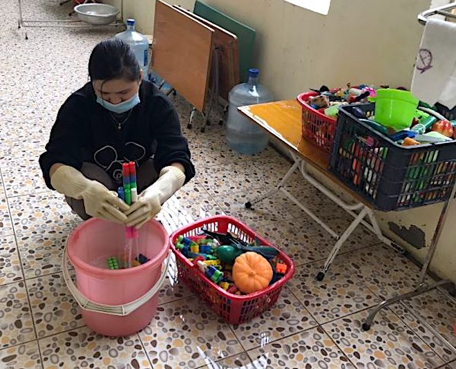 Giáo viên Hà Nội cấp tập phun khử khuẩn, vệ sinh lớp đón học sinh trở lại trường - 6