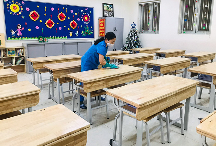Giáo viên Hà Nội cấp tập phun khử khuẩn, vệ sinh lớp đón học sinh trở lại trường - 9