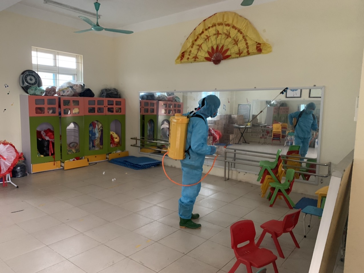 Giáo viên Hà Nội cấp tập phun khử khuẩn, vệ sinh lớp đón học sinh trở lại trường - 7
