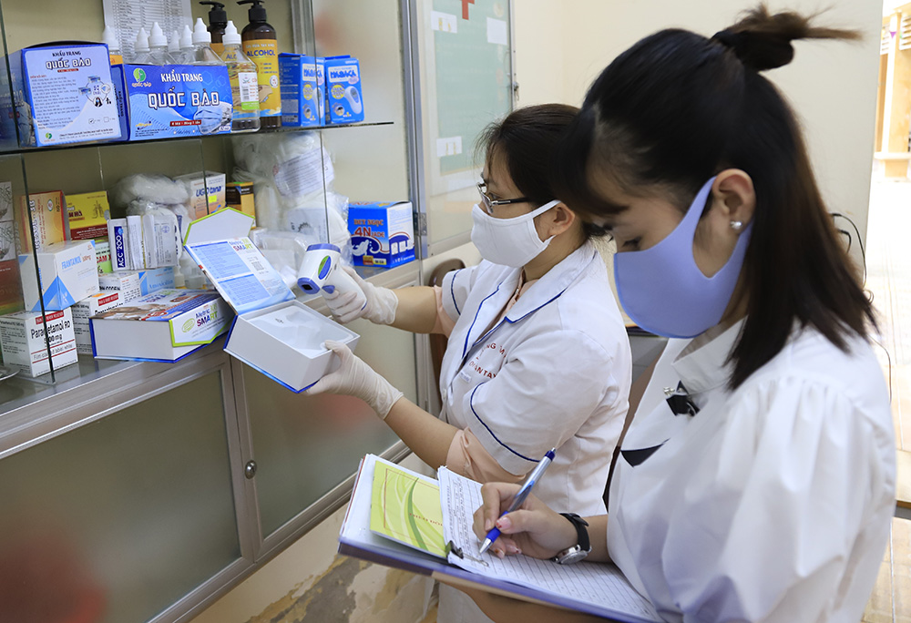 Giáo viên Hà Nội cấp tập phun khử khuẩn, vệ sinh lớp đón học sinh trở lại trường - 8