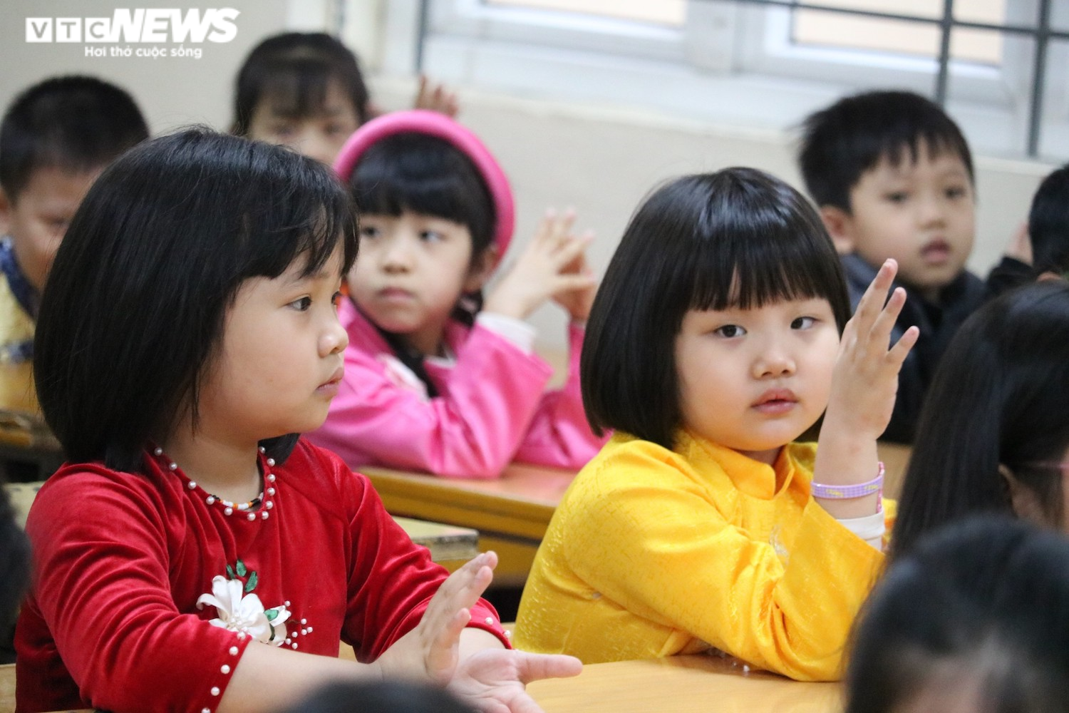 Học sinh Hà Nội hào hứng nhận lì xì ở buổi học đầu tiên sau nghỉ Tết - 5