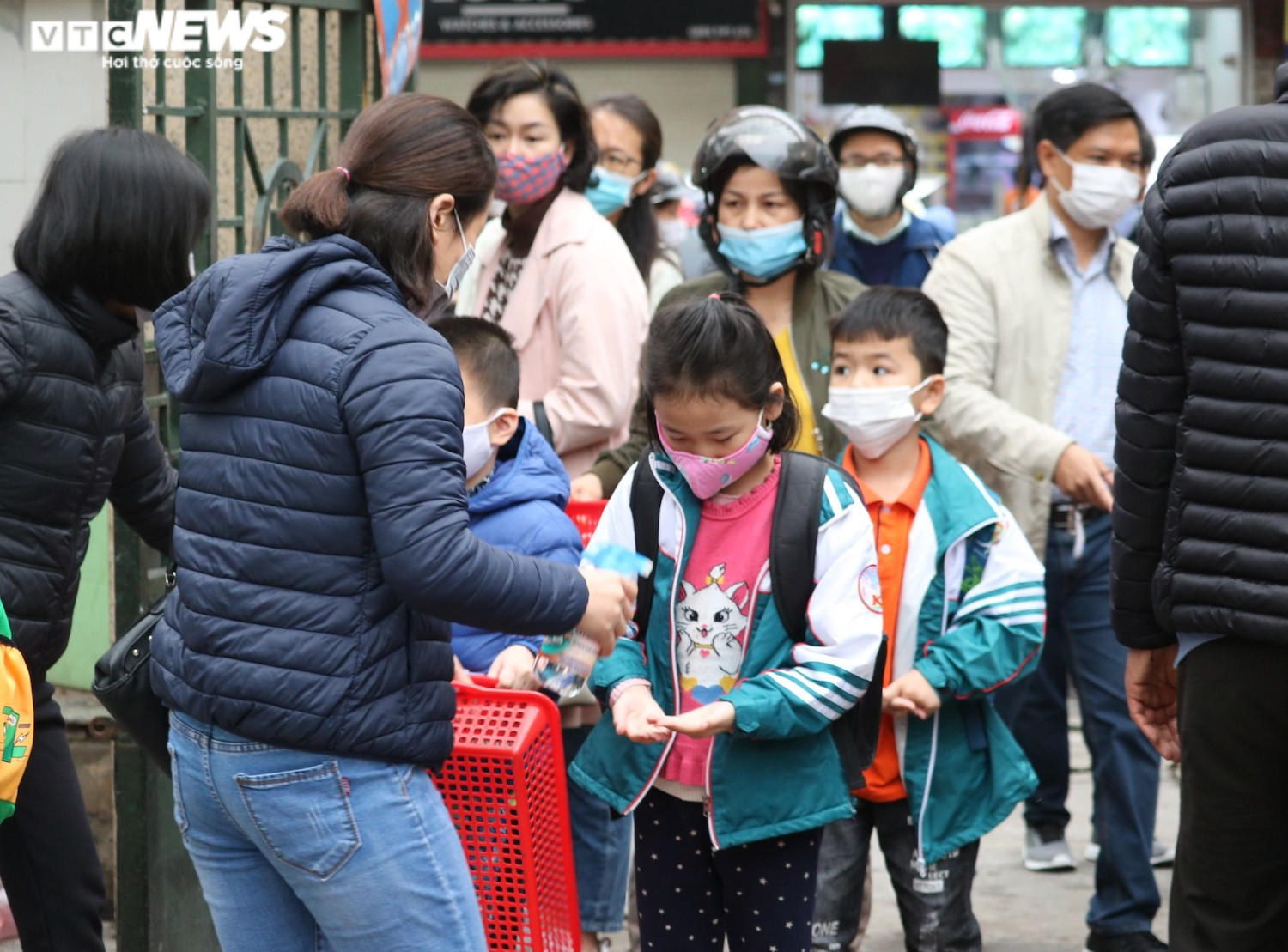 Học sinh Hà Nội hào hứng nhận lì xì ở buổi học đầu tiên sau nghỉ Tết - 2