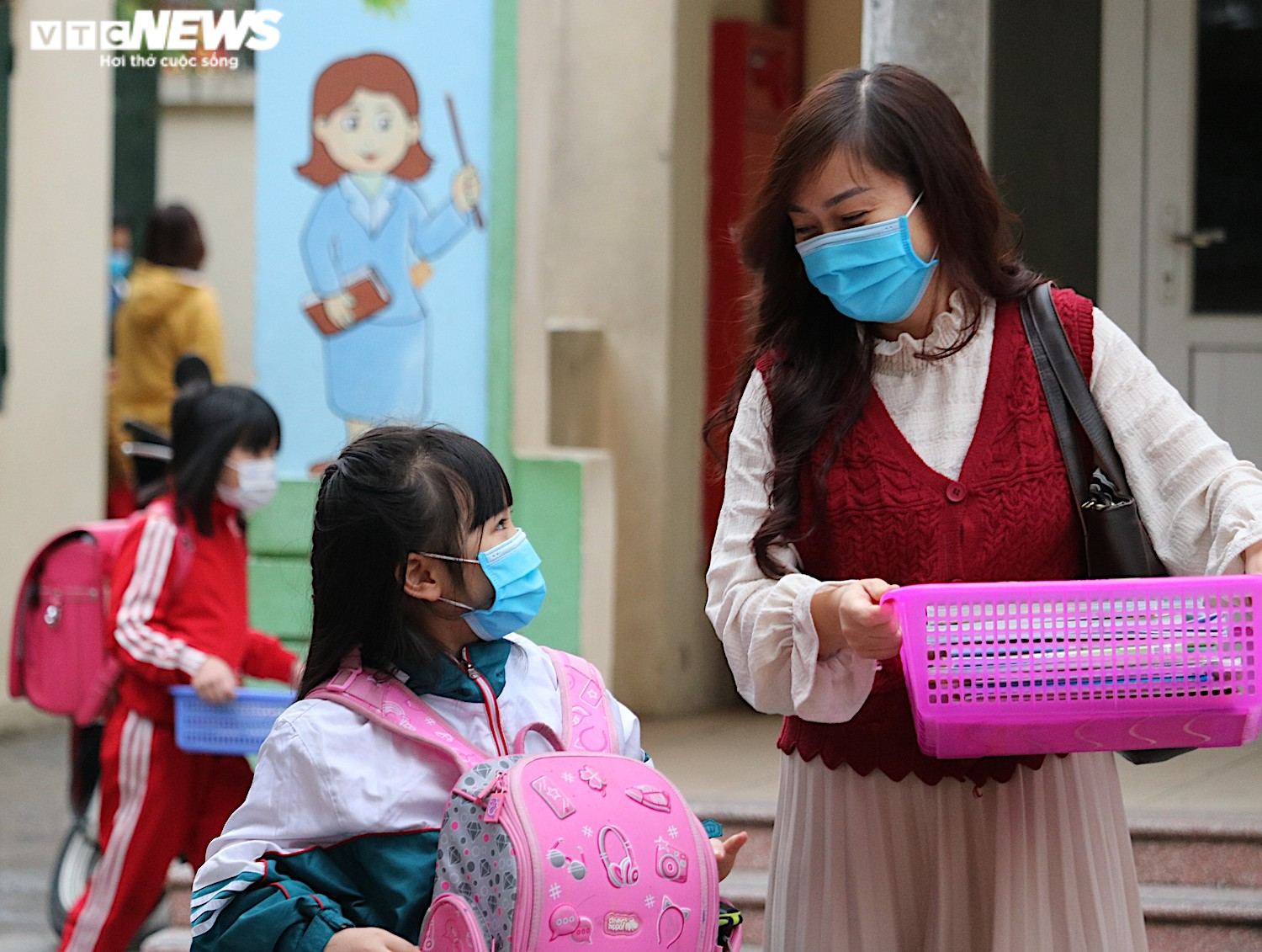 Học sinh Hà Nội hào hứng nhận lì xì ở buổi học đầu tiên sau nghỉ Tết - 3