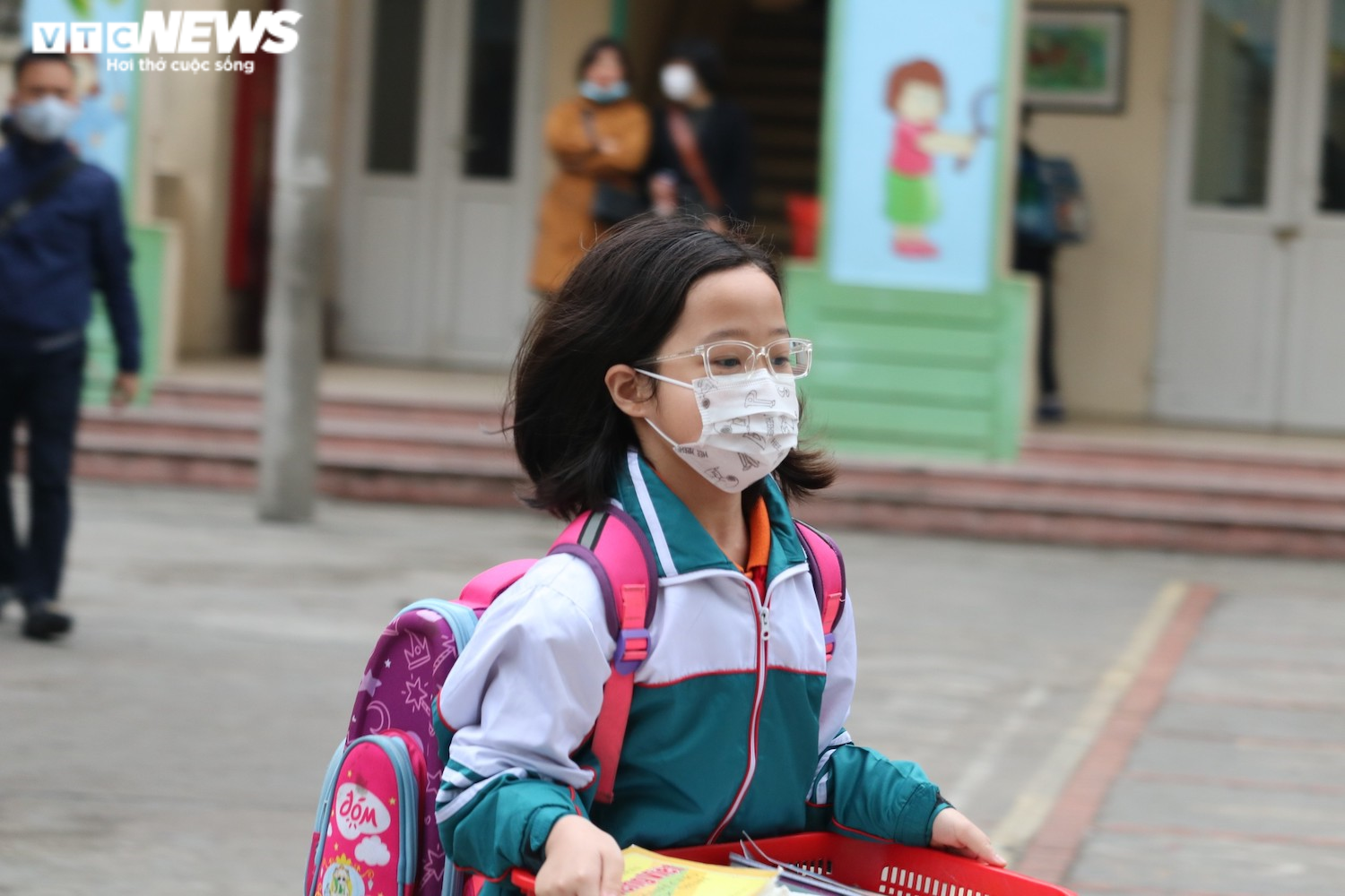 Học sinh Hà Nội hào hứng nhận lì xì ở buổi học đầu tiên sau nghỉ Tết - 12