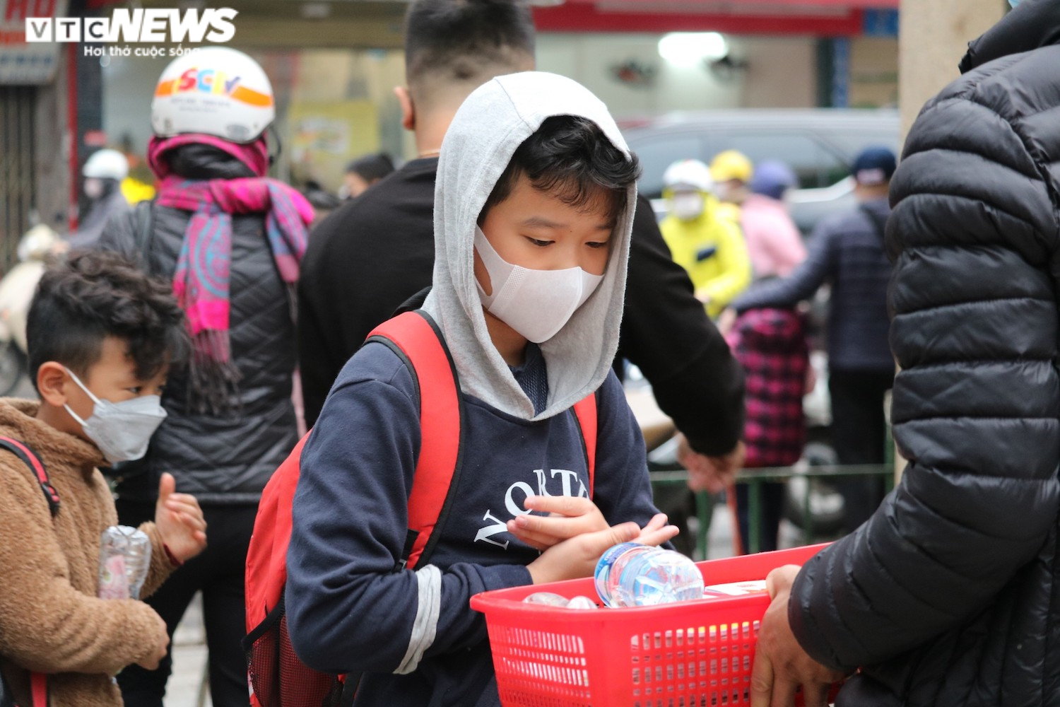 Học sinh Hà Nội hào hứng nhận lì xì ở buổi học đầu tiên sau nghỉ Tết - 11