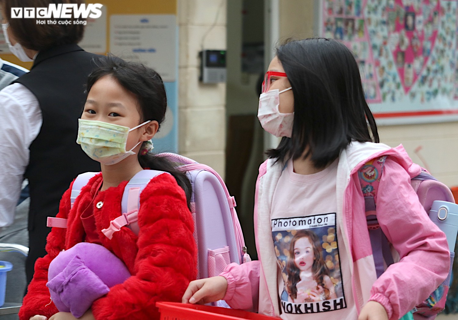 Học sinh Hà Nội hào hứng nhận lì xì ở buổi học đầu tiên sau nghỉ Tết - 4