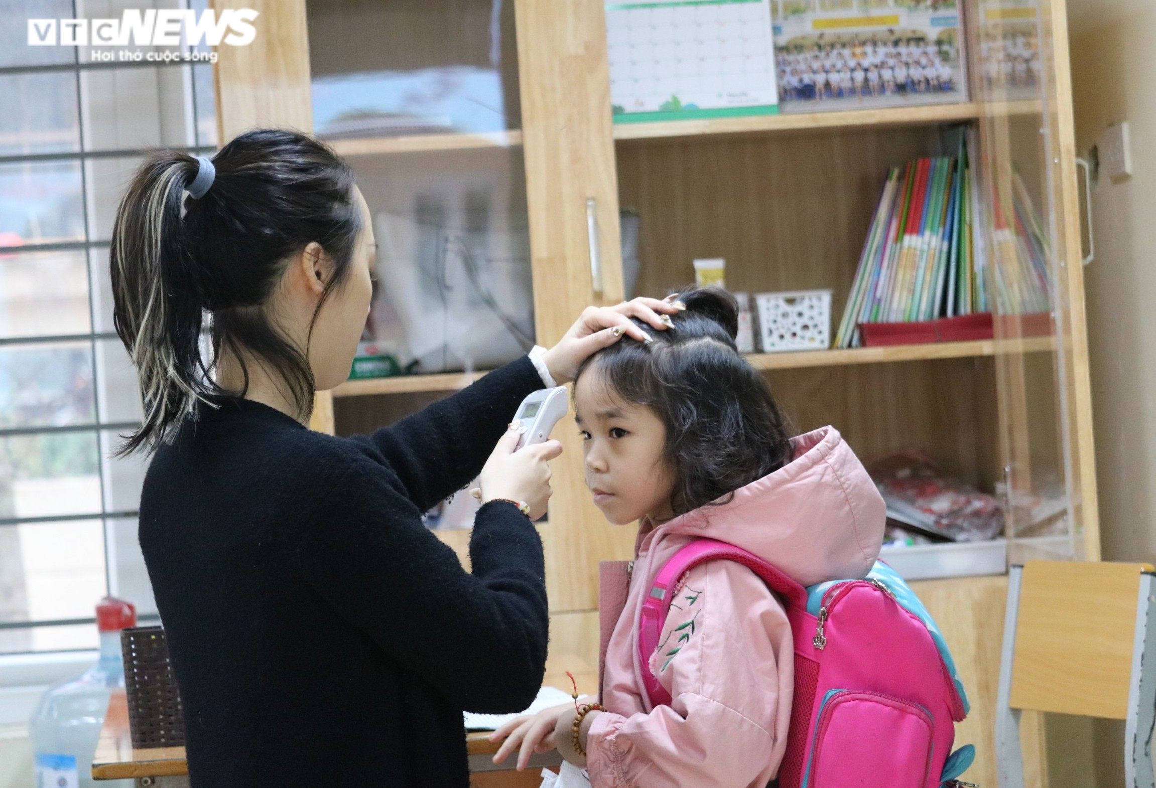 Học sinh Hà Nội hào hứng nhận lì xì ở buổi học đầu tiên sau nghỉ Tết - 10