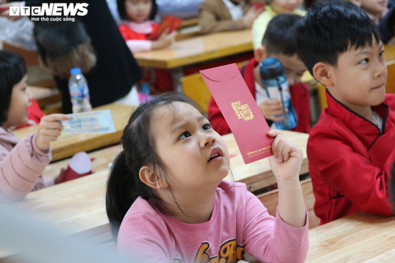 Học sinh Hà Nội hào hứng nhận lì xì ở buổi học đầu tiên sau nghỉ Tết - 7