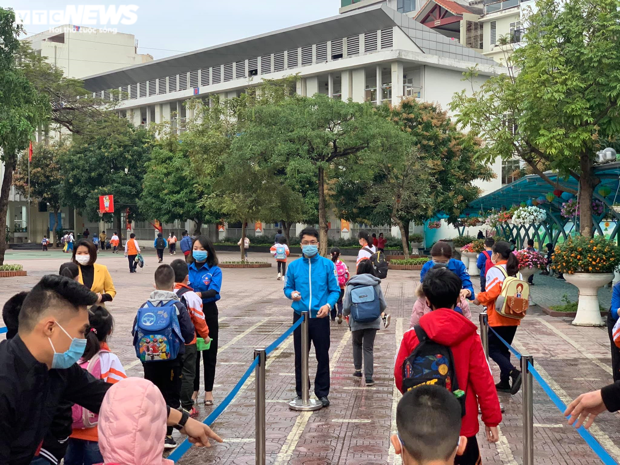 Học sinh Hà Nội hào hứng nhận lì xì ở buổi học đầu tiên sau nghỉ Tết - 8