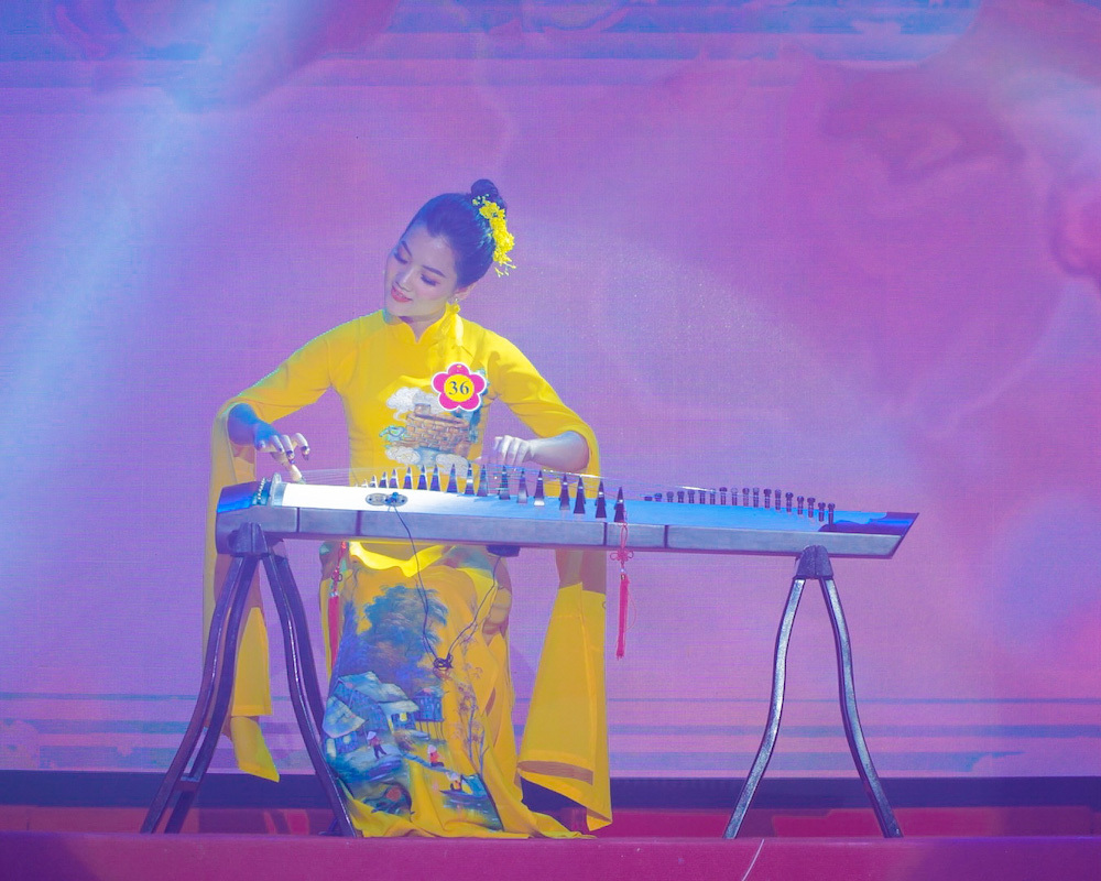 Ảnh: Nữ giáo viên Hà Nội xinh đẹp trổ tài múa hát như nghệ sĩ chuyên nghiệp - 1