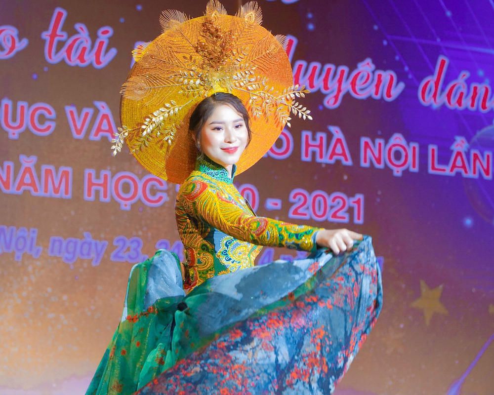 Ảnh: Nữ giáo viên Hà Nội xinh đẹp trổ tài múa hát như nghệ sĩ chuyên nghiệp - 2