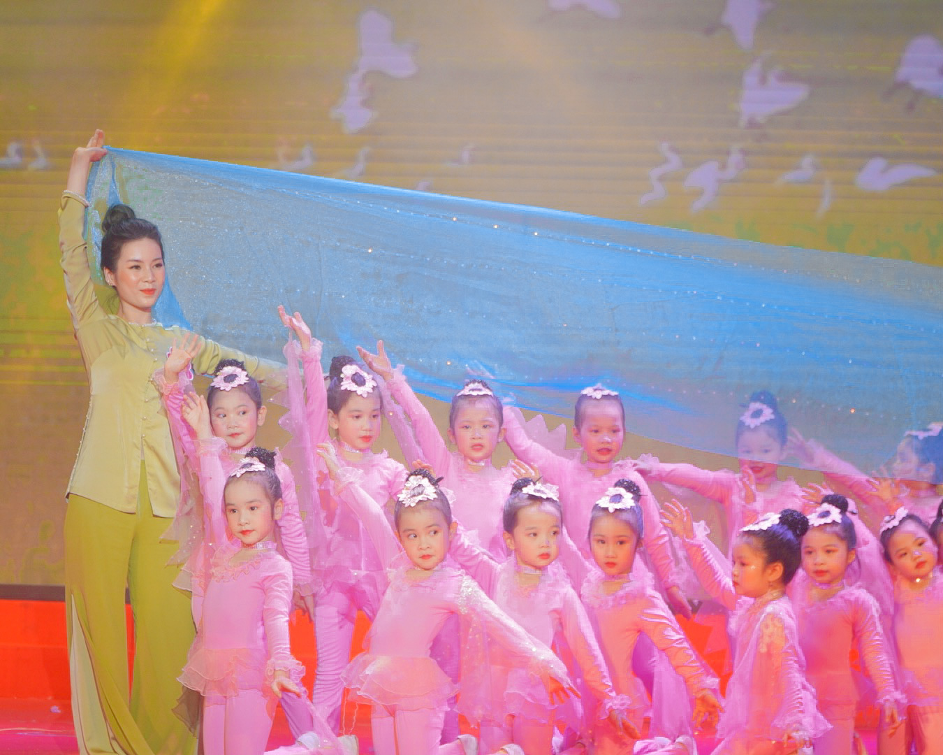 Ảnh: Nữ giáo viên Hà Nội xinh đẹp trổ tài múa hát như nghệ sĩ chuyên nghiệp - 6