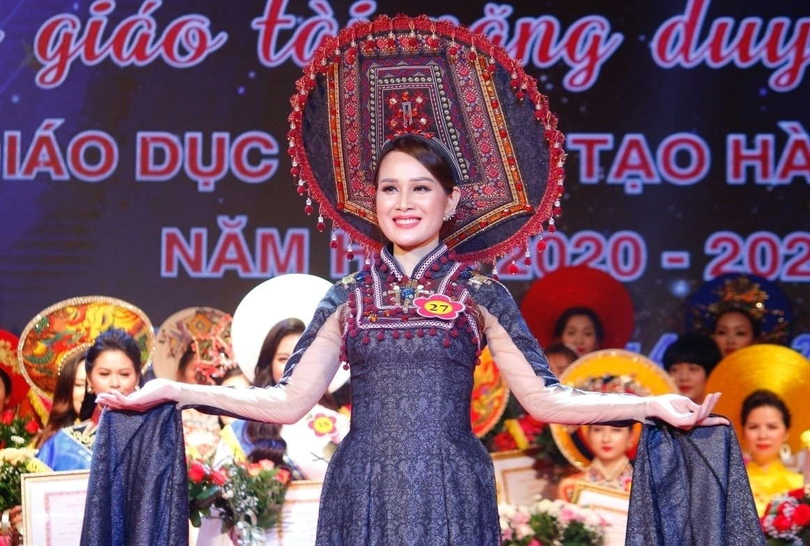 Ảnh: Nữ giáo viên Hà Nội xinh đẹp trổ tài múa hát như nghệ sĩ chuyên nghiệp - 5