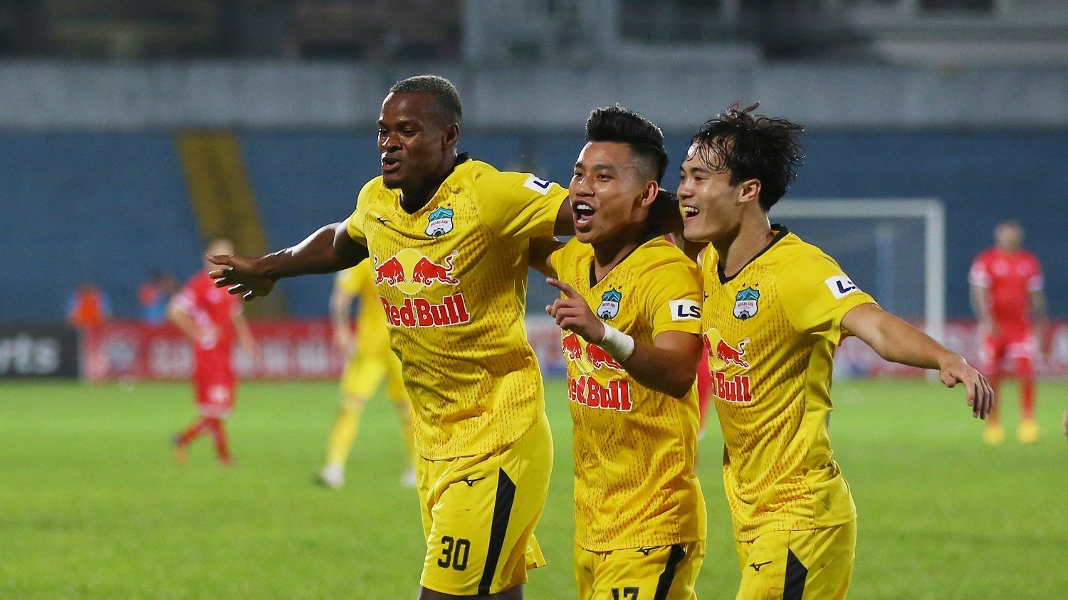 V-League nguy cơ hoãn sang năm 2022: Đừng để đứt gãy bóng đá Việt Nam - 2