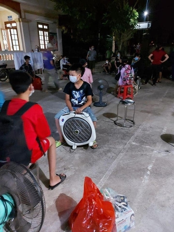 Thương cảnh học sinh ôm sách vở, chăn gối, quạt điện đi cách ly trong đêm - 2