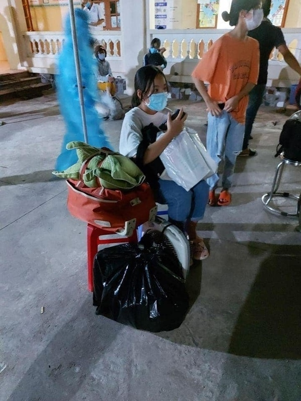 Thương cảnh học sinh ôm sách vở, chăn gối, quạt điện đi cách ly trong đêm - 3