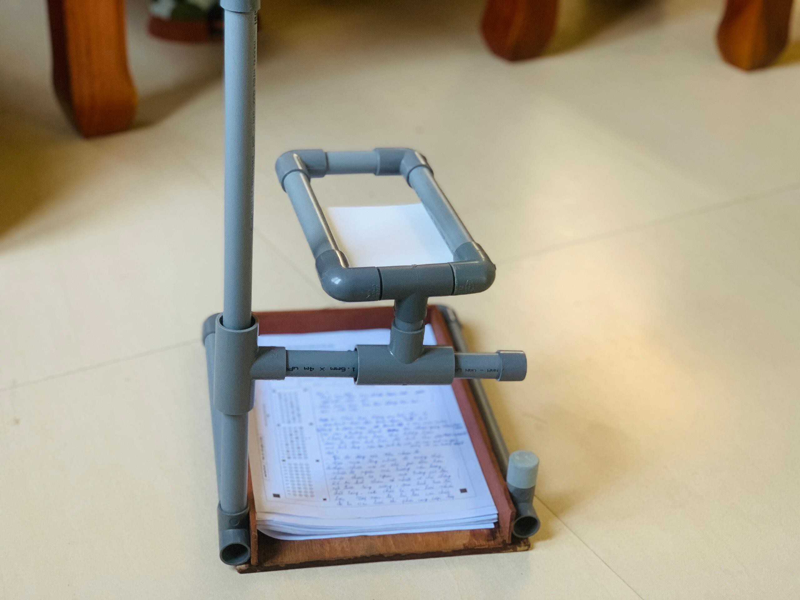 Học sinh lớp 11 chế tạo giá chấm thi trắc nghiệm - 4