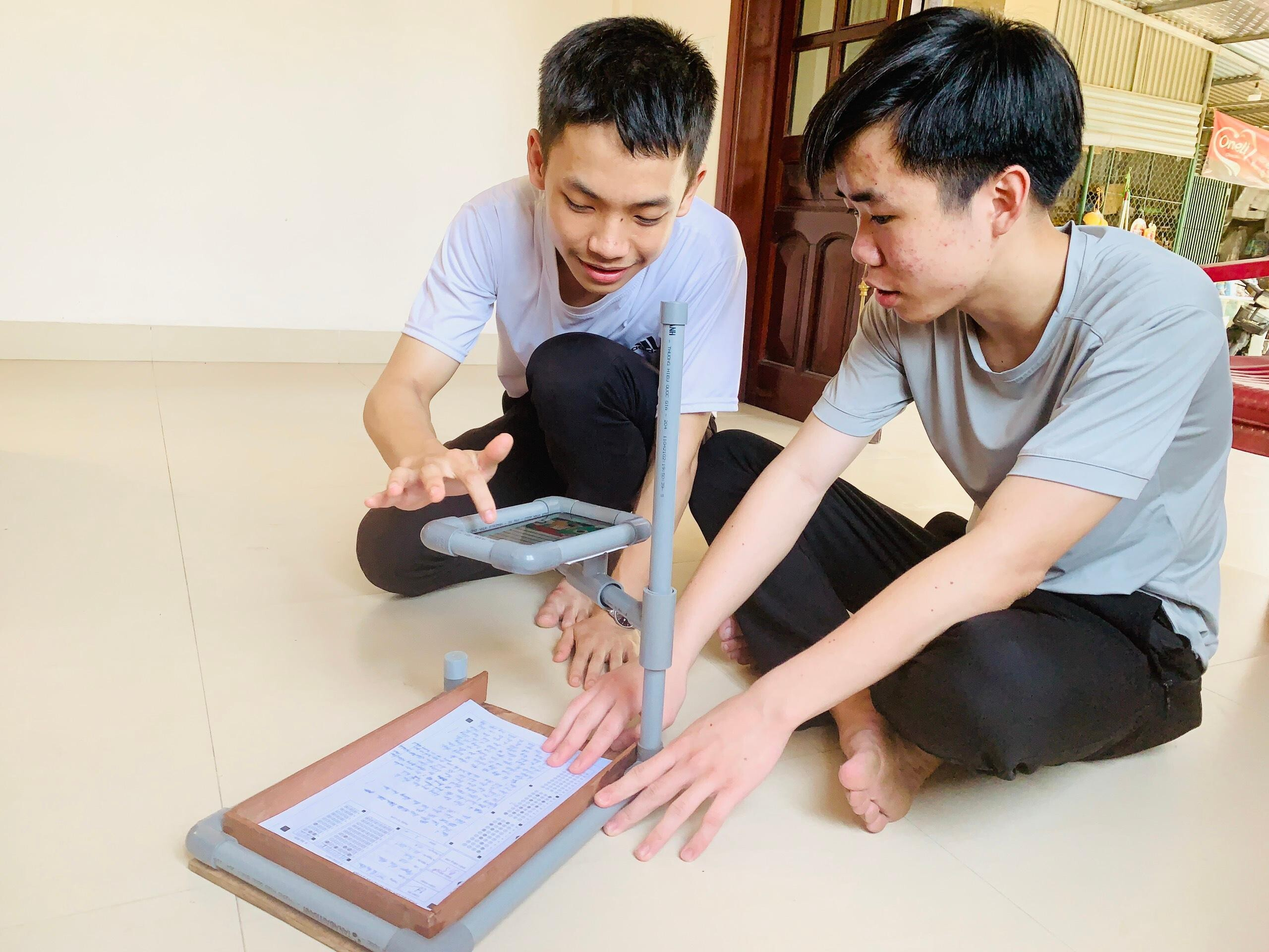 Học sinh lớp 11 chế tạo giá chấm thi trắc nghiệm - 2