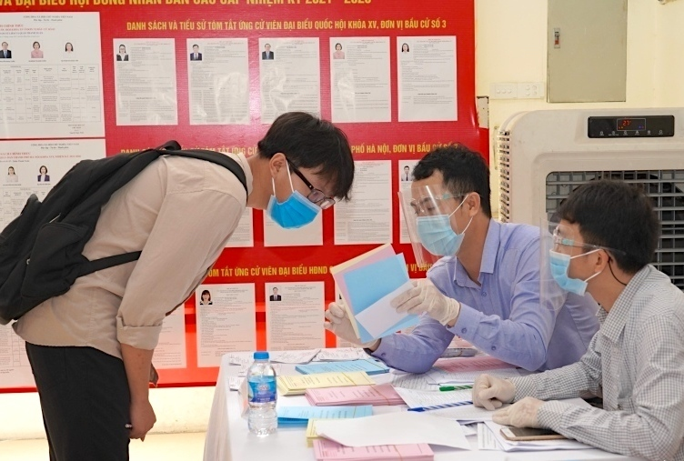 Lần đầu bỏ phiếu của các sinh viên đại học ở Hà Nội - 9