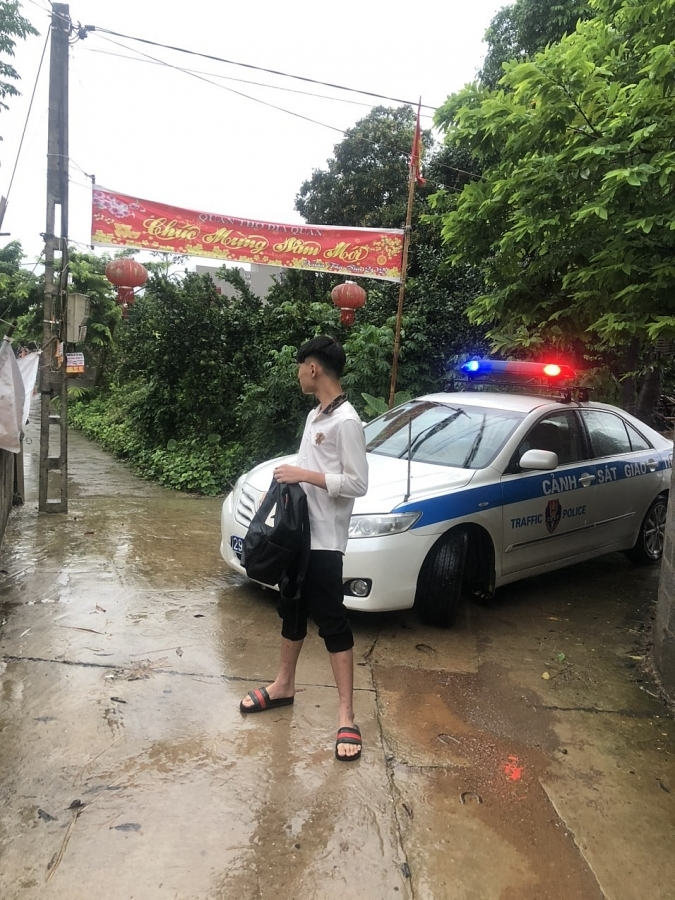 Thí sinh hỏng xe, nhầm địa điểm được cảnh sát đưa đến điểm thi đúng giờ - 1