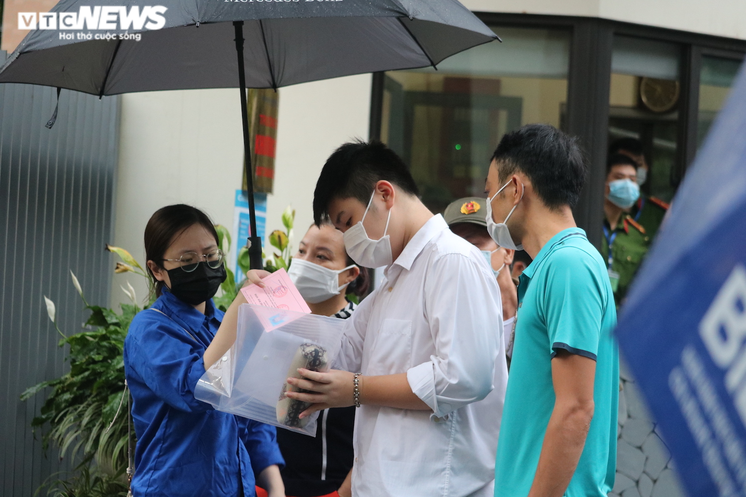 Ảnh: Thí sinh Hà Nội đội mưa tầm tã đi thi vào lớp 10 - 4