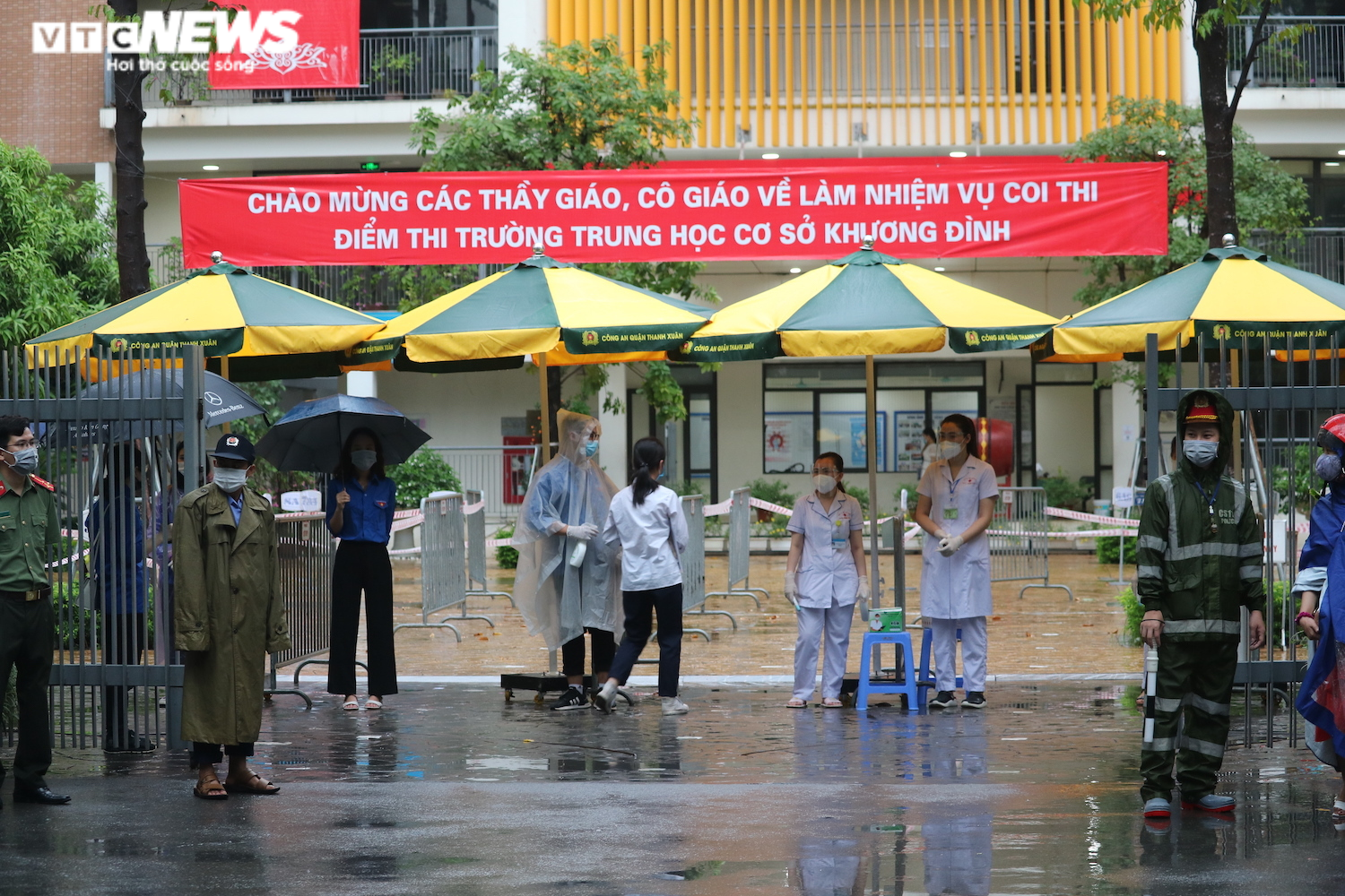 Ảnh: Thí sinh Hà Nội đội mưa tầm tã đi thi vào lớp 10 - 1