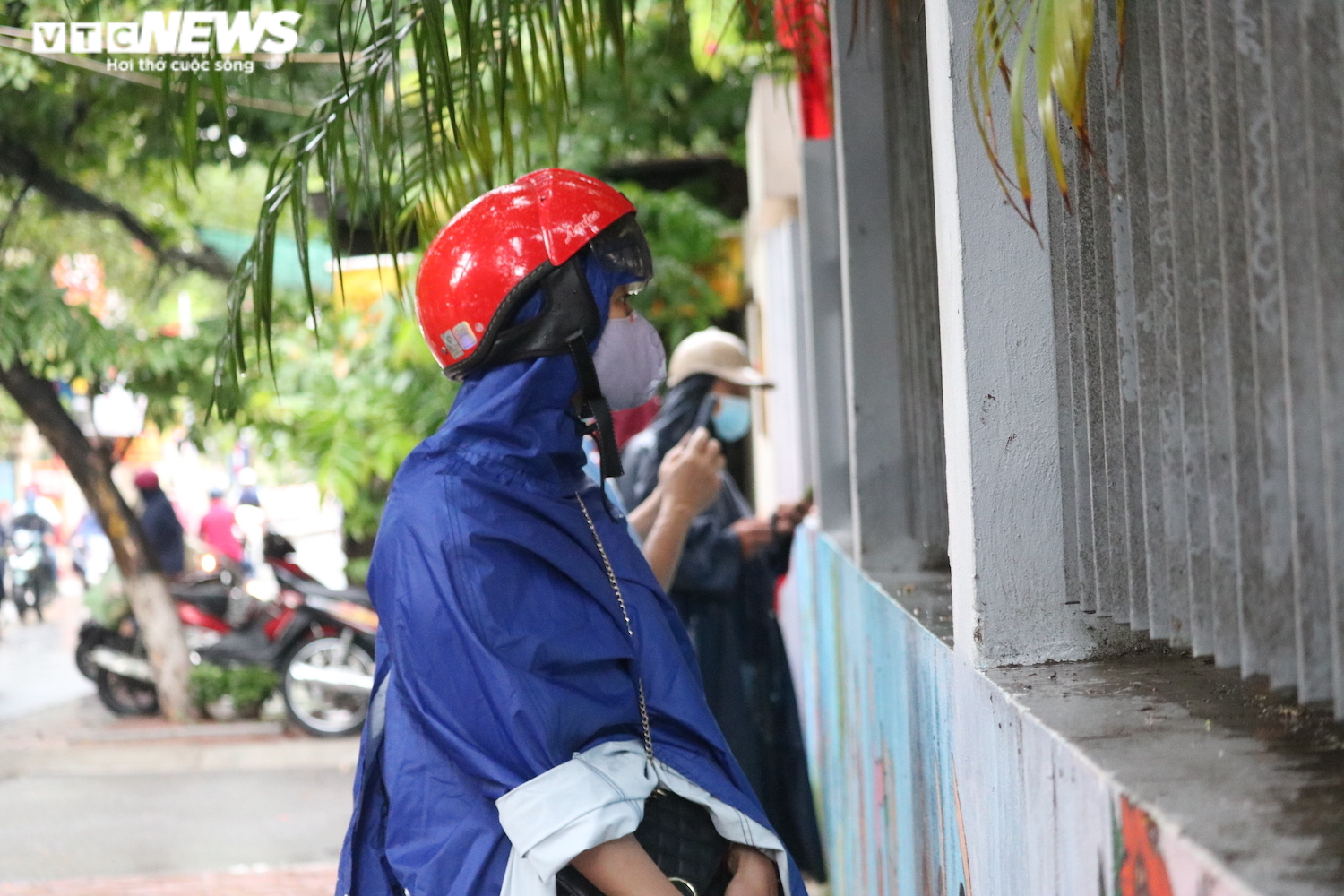 Ảnh: Thí sinh Hà Nội đội mưa tầm tã đi thi vào lớp 10 - 7