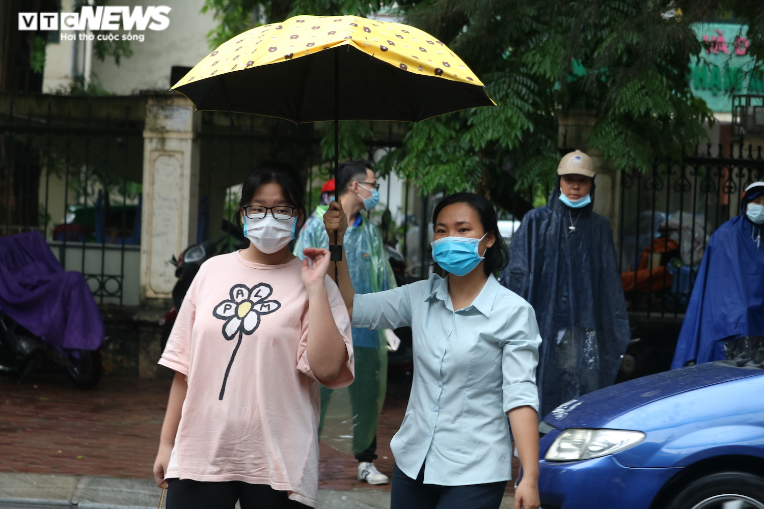 Ảnh: Thí sinh Hà Nội đội mưa tầm tã đi thi vào lớp 10 - 3