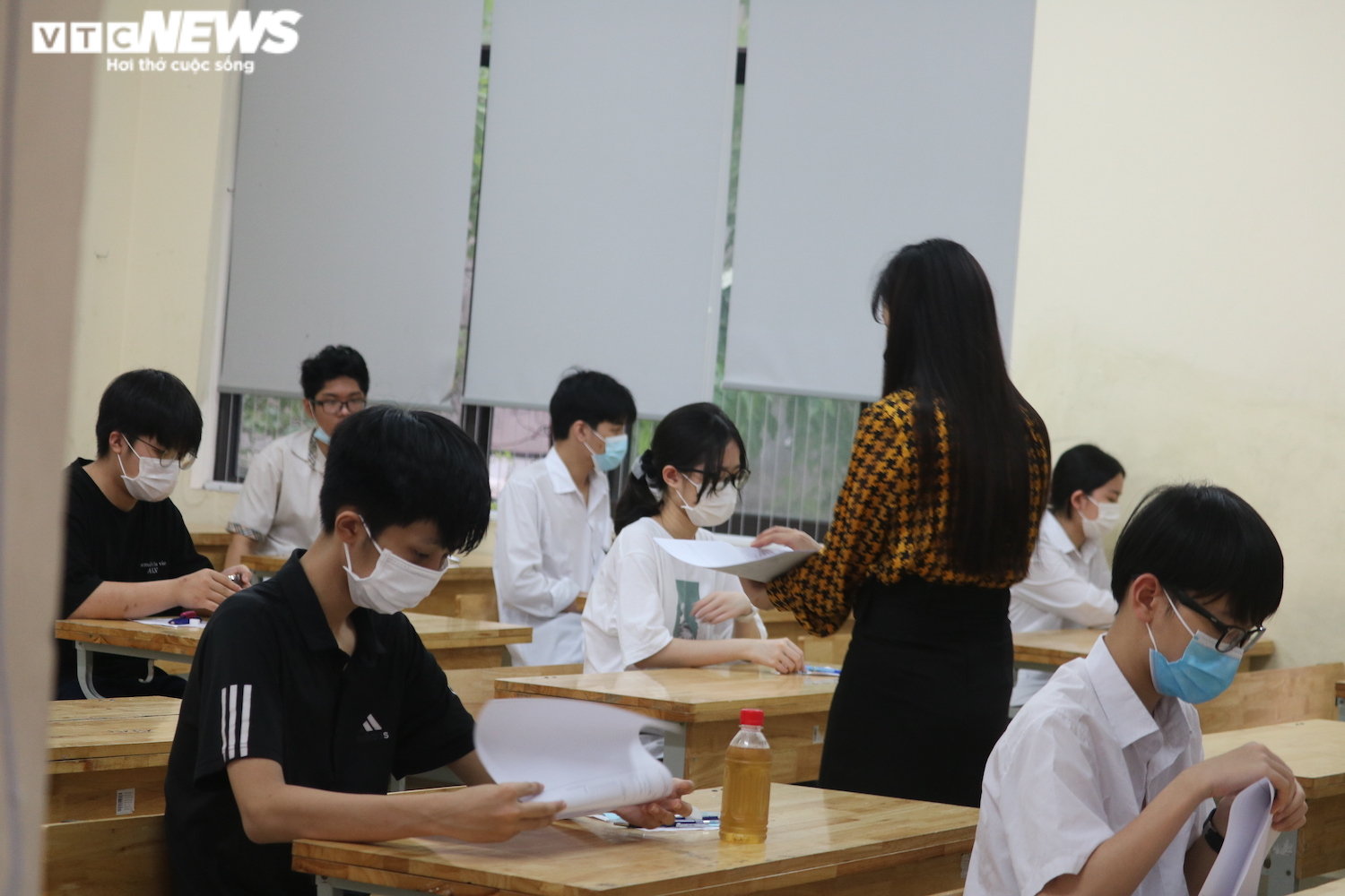 Ảnh: Thí sinh Hà Nội đội mưa tầm tã đi thi vào lớp 10 - 10